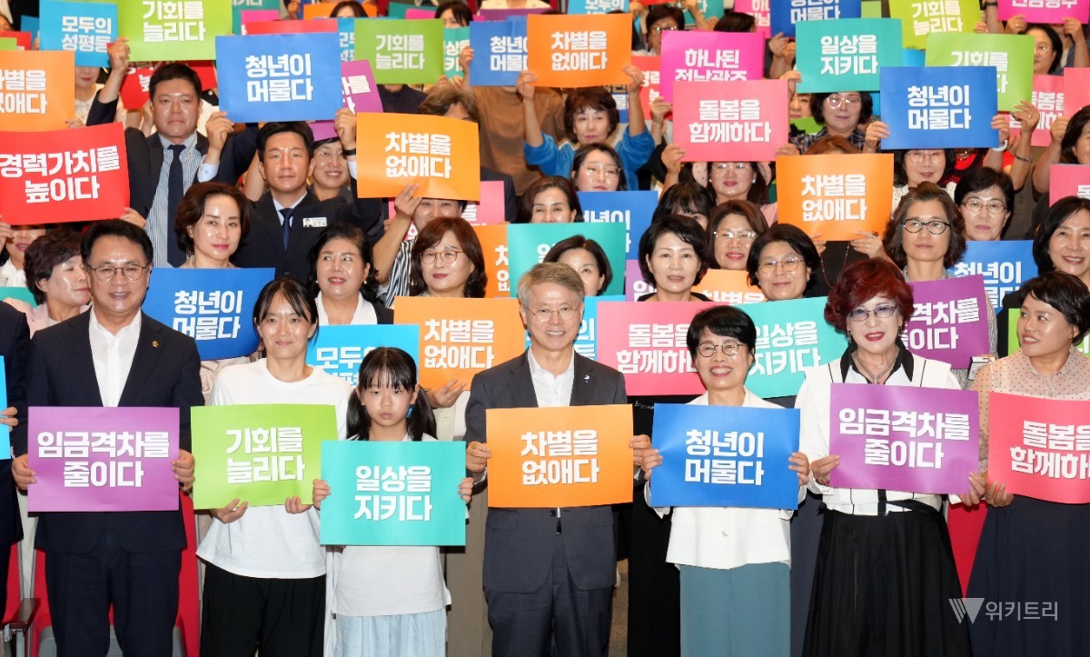 민형배 전남광주통합특별시장이 4일 무안청사 김대중강당에서 “모두의 성평등 하나된 전남광주”란 주제로 열린 ‘2026년 양성평등주간 기념식’에서 참석들과 기념촬영을 하고 있다.