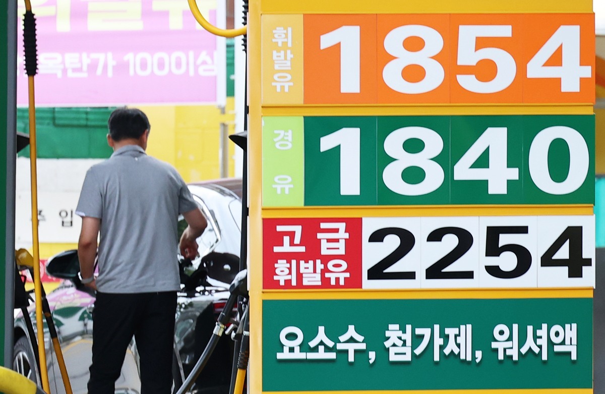 전국 주유소 기름값 16주 연속 하락…휘발유·경유 평균 가격은?