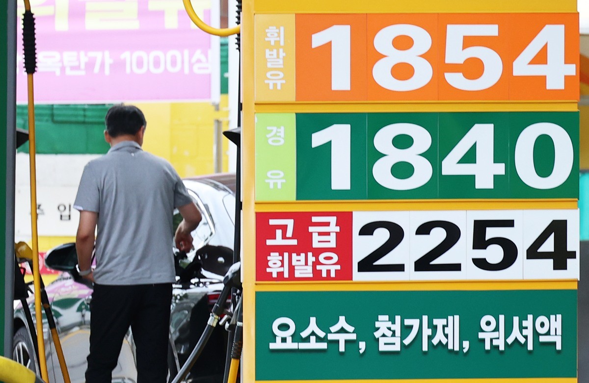 서울 시내의 한 주유소에 유가 정보가 표시돼 있다. 기사 이해를 돕기 위한 자료 사진. 이번 주 전국 주유소 기름값이 지난주 대비 소폭 내리며 16주 연속 하락세를 나타냈다. 토요일인 5일 한국석유공사 유가정보시스템 '오피넷'에 따르면 9월 첫째 주(8월 30일∼9월 3일) 전국 주유소 휘발유 평균 판매 가격은 전주 대비 1리터당 1.1원 내린 1860.2원으로 집계됐다. 전국 주유소 경유 평균 판매 가격은 지난주보다 0.7원 내린 1844.5원을 기록했다. / 뉴스1