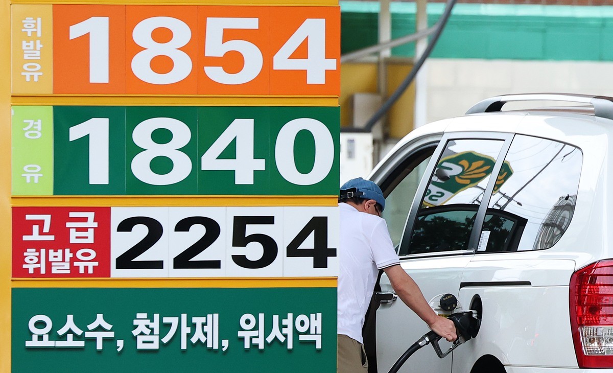 서울 시내의 한 주유소에 유가 정보가 표시돼 있다. 기사 이해를 돕기 위한 자료 사진. 이번 주 전국 주유소 기름값이 지난주 대비 소폭 내리며 16주 연속 하락세를 나타냈다. 토요일인 5일 한국석유공사 유가정보시스템 '오피넷'에 따르면 9월 첫째 주(8월 30일∼9월 3일) 전국 주유소 휘발유 평균 판매 가격은 전주 대비 1리터당 1.1원 내린 1860.2원으로 집계됐다. 전국 주유소 경유 평균 판매 가격은 지난주보다 0.7원 내린 1844.5원을 기록했다. / 뉴스1