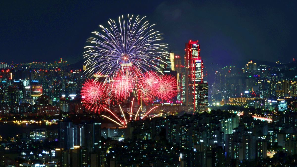 2026 세계불꽃축제를 하루 앞둔 4일 서울 여의도 주변으로 전야제 불꽃이 밤하늘에 빛나고 있다. / 연합뉴스