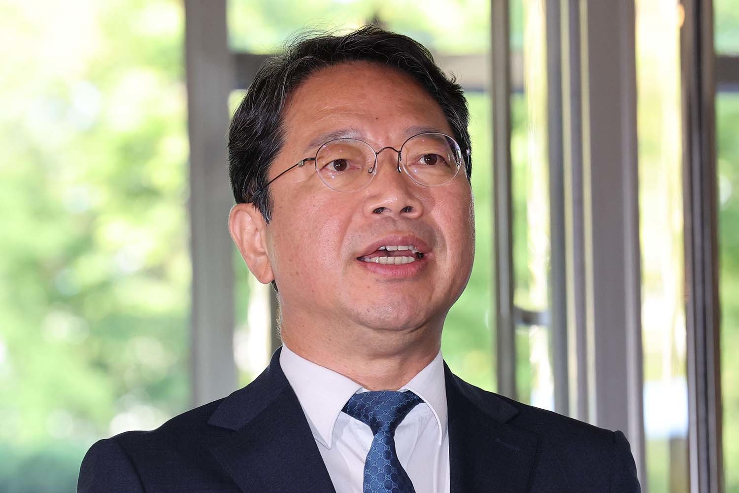 승원 법무부 장관 후보자가 3일 오전 서울 종로구 적선현대빌딩에 마련된 인사청문회 준비사무실로 출근하며 취재진 질문에 답하고 있다. / 뉴스1