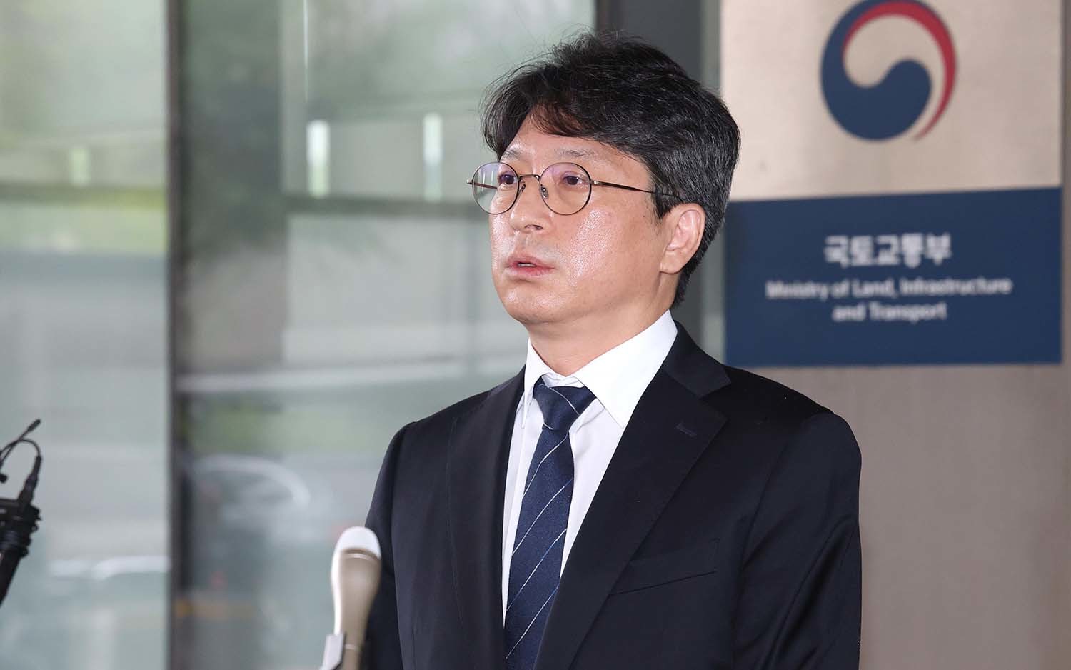 홍지선 국토교통부 장관 후보자가 8월 31일 세종시 정부세종청사로 출근하며 취재진에게 장관 지명에 관한 소외를 밝히고 있다. / 뉴스1