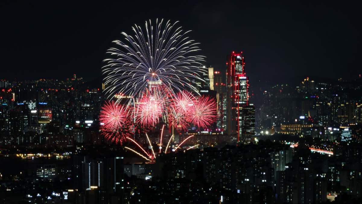 2026 세계불꽃축제를 하루 앞둔 4일 서울 여의도 주변으로 전야제 불꽃이 밤하늘에 빛나고 있다. / 연합뉴스