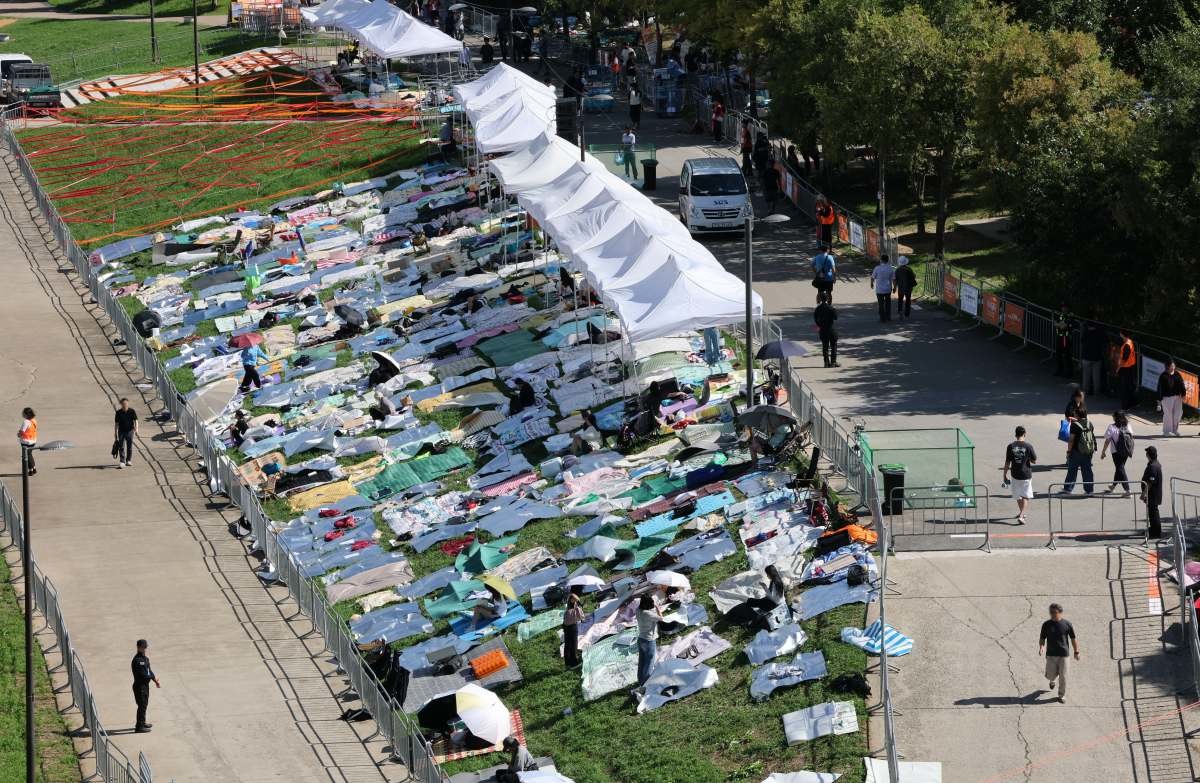 서울 여의도 한강공원 일대에서 열리는 '서울세계불꽃축제 2026'를 하루 앞둔 4일 행사장 주변에 시민들이 돗자리를 펴두고 자리를 선점하고 있다.  / 연합뉴스