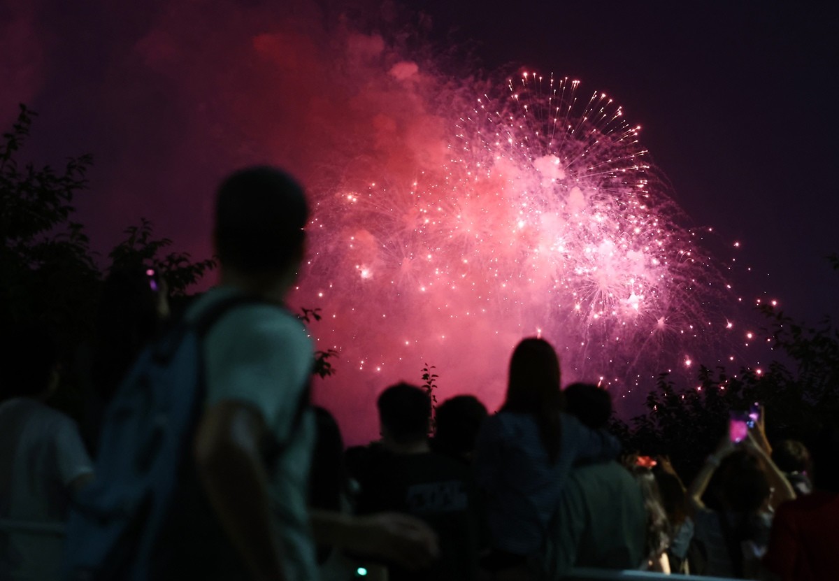 서울 여의도 한강공원 일대에서 열린 '서울세계불꽃축제'에서 시민들이 화려한 불꽃쇼를 보고 있다. 기사 이해를 돕기 위한 자료 사진. 불꽃축제 당일인 5일 차량 통행과 지하철 운행 통제도 이뤄진다. 경찰은 5일 오후 3시부터 자정까지 여의동로(마포대교 남단∼63빌딩) 차량 통행을 전면 통제한다. 원효대교도 이날 오전 9시부터 이튿날인 6일 오전 3시까지 양방향 차량 통행이 전면 차단된다. 5호선 여의나루역은 오후 7시부터 10시까지 3시간 동안 열차가 무정차 통과한다. 자세한 교통상황은 서울시 교통정보 포털 '토피스', 서울경찰청 교통정보 안내전화, 교통정보센터 홈페이지, 카카오톡(서울경찰 교통정보)을 통해 확인할 수 있다고 경찰은 설명했다. / 뉴스1