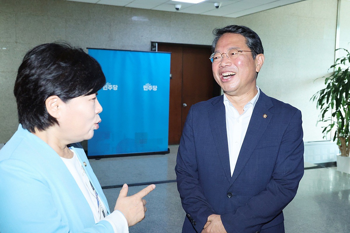 서영교 더불어민주당 의원과 김승원 법무부 장관 후보자 자료 사진. 서영교 의원은 '최근 6년간 검찰의 기소유예 취소 처분에 대한 헌법소원 인용률은 가장 낮은 해에도 10.7%였고 가장 높은 해에는 무려 23.8%에 달했다'라며 '무혐의로 판단해야 할 사건에 기소유예라는 올가미를 씌워 당사자가 헌법소원까지 제기하게 만드는 일은 없어야 한다'라고 밝혔다. 김승원 법무부 장관 후보자도 코로나19 치료제 로비에 관여했다는 혐의로 기소유예 처분을 받은 뒤 지난해 5월 헌법소원을 제기했다. 김 후보자에 대한 기소유예 처분 역시 옳지 못하다는 게 서영교 의원의 주장이다. / 뉴스1