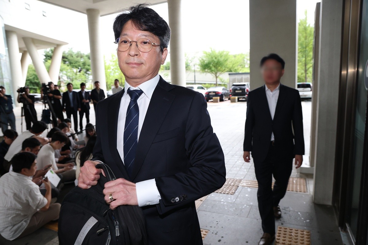 홍지선 국토교통부 장관 후보자가 지난달 31일 세종시 정부세종청사로 출근하며 취재진의 질문에 답변 후 청사로 들어가고 있다. 기사 이해를 돕기 위한 자료 사진. 홍지선 후보자는 자신이 주택담보대출에 더해 처가 돈까지 빌려 이른바 '영끌'로 서울 아파트를 구입했다는 야당 지적에 대해 '안정적 실거주를 위한 것으로 시세차익 목적이 아니'라는 취지로 설명했다. 홍 후보자는 5일 언론에 배포한 설명자료에서 '해당 아파트는 현 정부 출범 전인 2025년 3월 남양주 부시장 재직 당시 실거주 목적으로 매입한 것으로 이후 실제 거주하고 있다'라고 밝혔다.     / 뉴스1