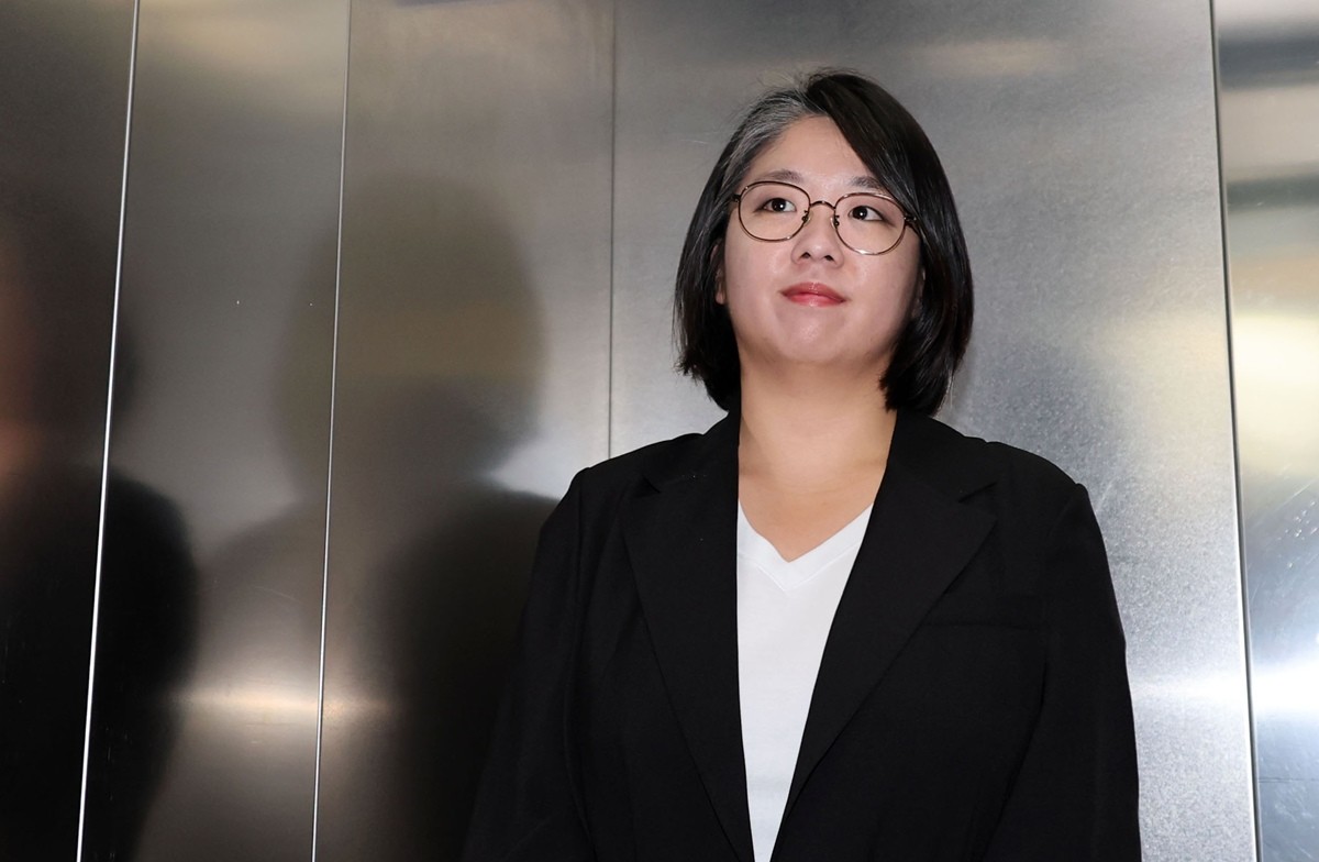용혜인 성평등가족부 장관 후보자가 4일 서울 서대문구 한국청소년활동진흥원에 마련된 인사청문회 준비 사무실로 출근하고 있다. 기사 이해를 돕기 위한 자료 사진. 용혜인 후보자는 소속 정당인 기본소득당 1억 9000만 원 상당의 당비를 납부하고 세액공제를 받아 이른바 '꼼수 절세'를 했다는 의혹에 반박했다. 용혜인 후보자 인사청문준비단은 5일 설명자료를 내고 '후보자가 소속 정당에 당비(정치자금 기부금)를 납부한 것은 절세 목적이 아니다'라고 밝혔다. / 연합뉴스