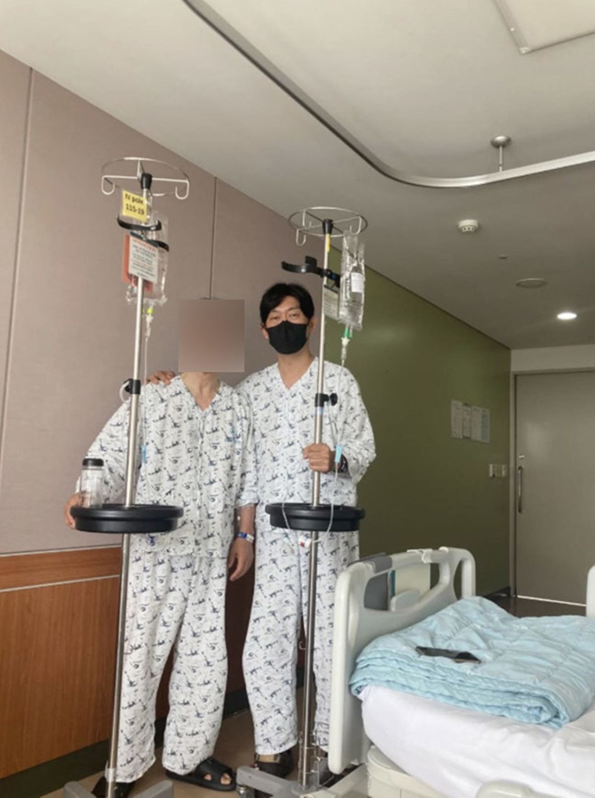 뮤지컬 배우 겸 음악감독 이한밀이 오랜 기간 앓아온 신장 질환으로 투석 치료를 받다 아버지에게 신장을 이식 받은 사연을 공개했다. / 이한밀 인스타그램