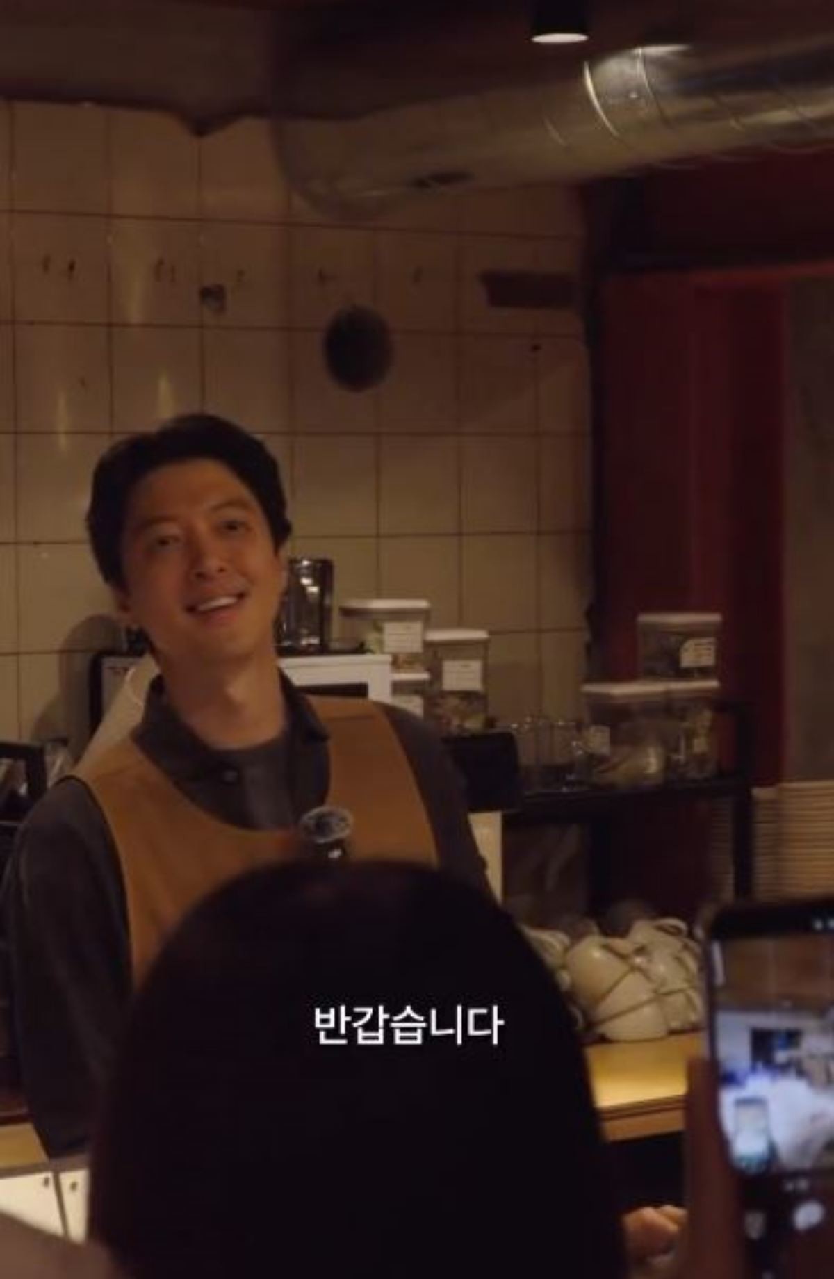 배우 이동건이 카페에서 도슨트 진행하는 모습. / 오아시스80 공식 인스타그램