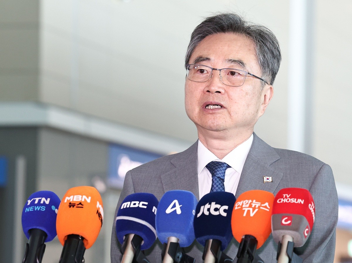 조현 외교부 장관이 5일 인천국제공항 제2여객터미널에서 네팔로 출국하기에 앞서 인터뷰를 하고 있다. 조현 장관은 '아직 소식이 없는 우리 근로자들의 가족과 만나고 함께 대책에 관해 논의해 보겠다'라며 '현장 구호팀과도 논의해 보겠다'라고 말했다. 그러면서 '네팔과 우리는 오랜 관계를 맺어온 우방'이라며 '앞으로 어떻게 재건할 것인지에 대해 네팔 정부 요인들과 논의해 보고 한국 정부의 지원·재건 참여 방침에 대해 이야기를 나눌 계획'이라고 덧붙였다. / 뉴스1