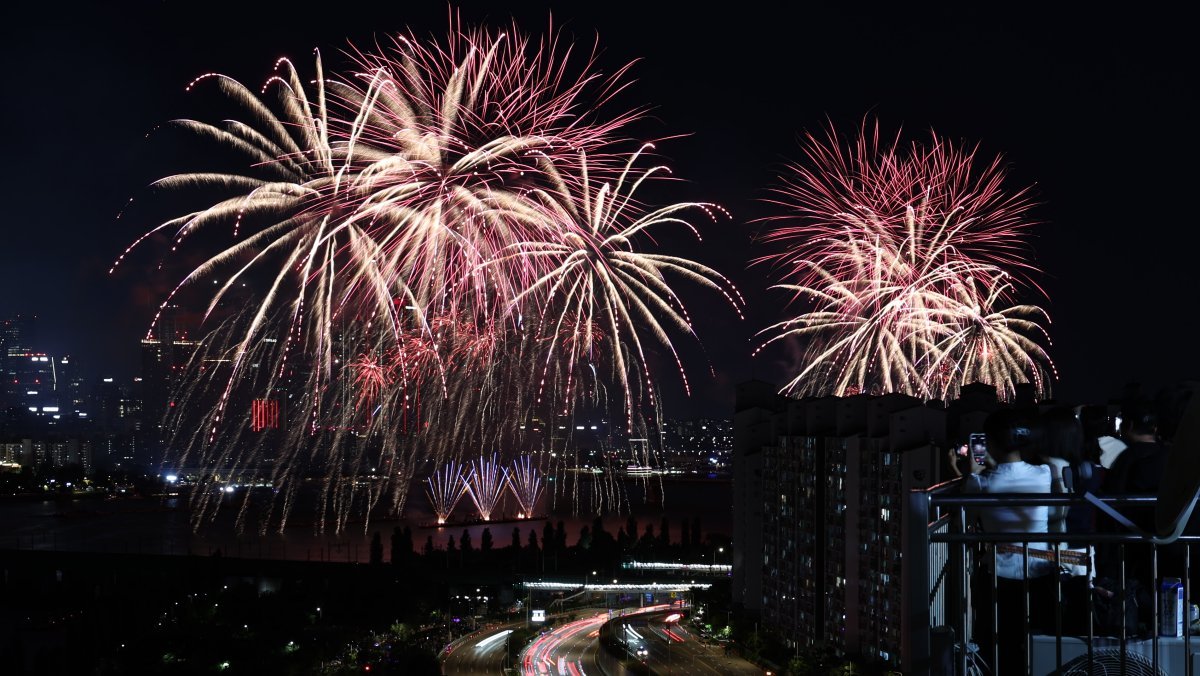 여의도 밤 밝힌 '2026 서울세계불꽃축제'…한화, 얼마 투입했나 봤더니