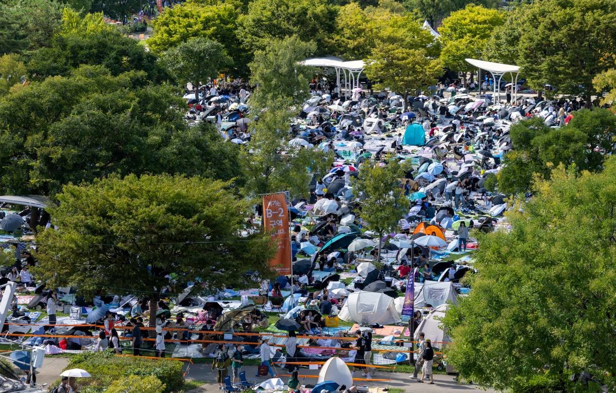 5일 서울 여의도 한강공원을 찾은 시민들이 서울세계불꽃축제 2026을 기다리고 있는 모습. / 뉴스1