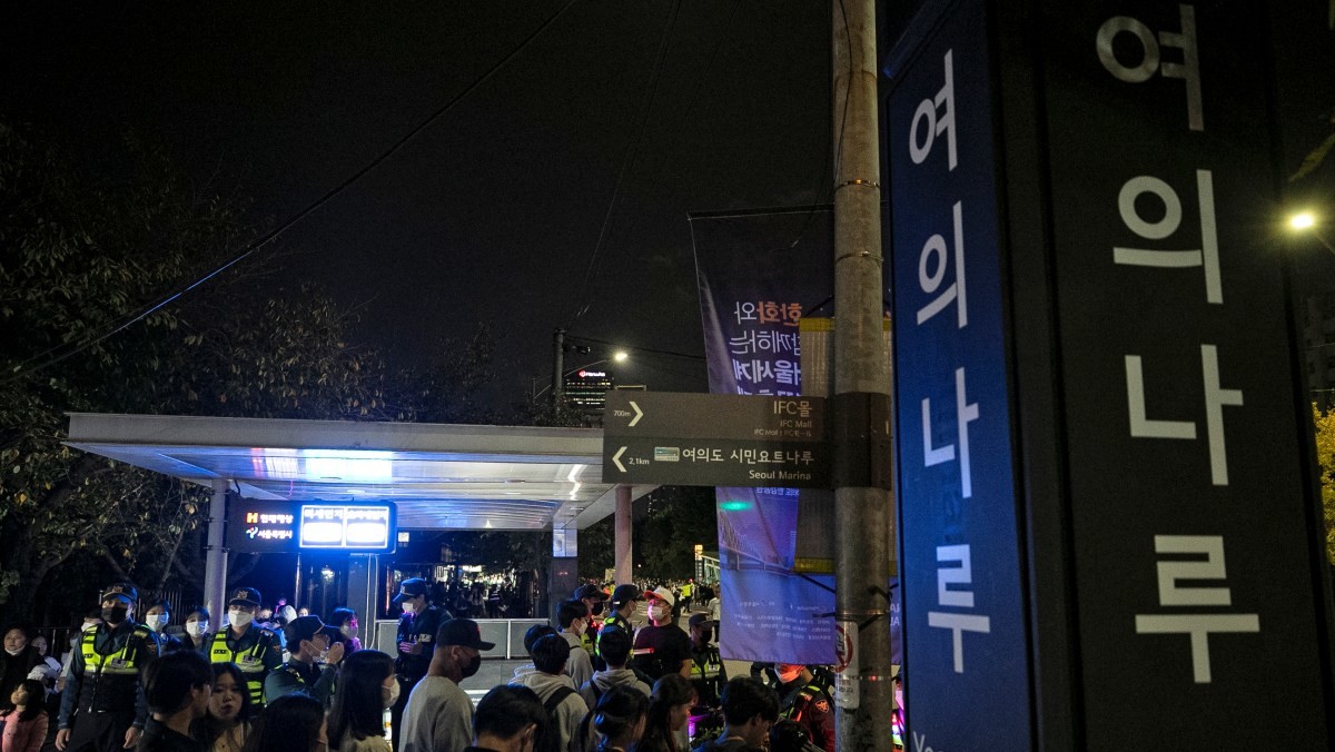 2022년 10월 8일 오후 서울 여의도 한강공원 일대에서 열린 ‘2022 서울세계불꽃축제’ 관람을 마친 시민들이 발걸음을 옮기고 있는 모습. / 뉴스1