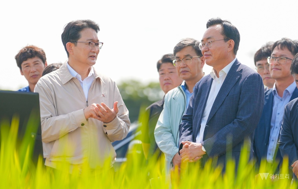 윤병태 나주시장(오른쪽)이 김종구 농림축산식품부 차관(왼쪽)과 농정에 관해 의견 교환을 하고 있다. / 나주시
