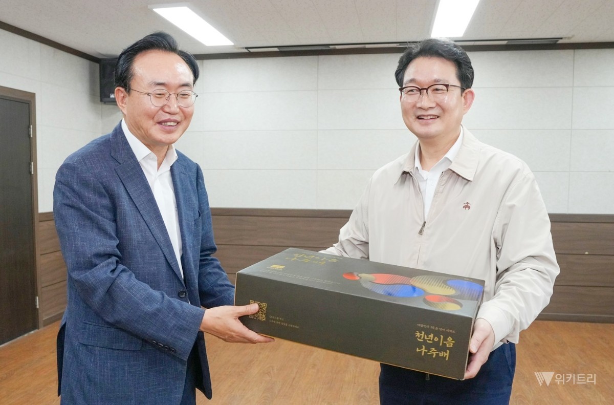 윤병태 시장(왼쪽)이 김종구 농림부 차관(오른쪽)에게 천년이음 나주배를 선물하고 있다. / 나주시
