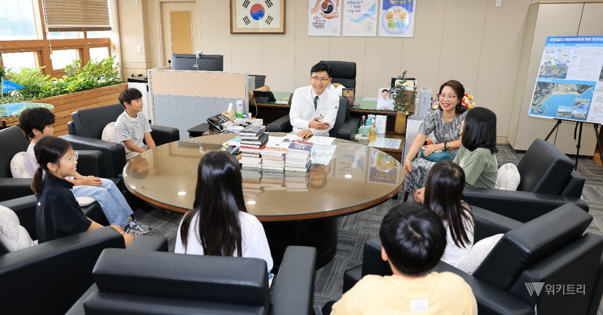 지난 2일 겸백초등학교 학생 7명이 군청을 방문해 김철우 군수와 대화를 나누고 지방행정을 직접 체험했다. / 보성군