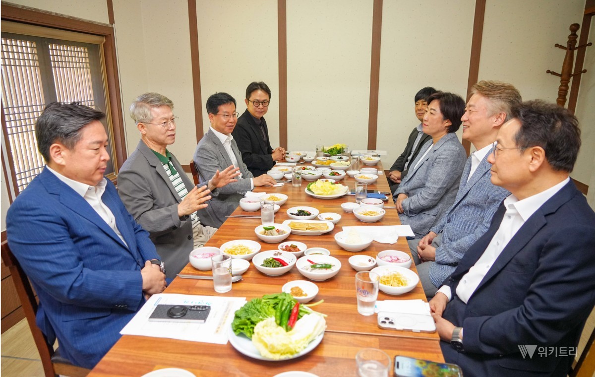 민형배 전남광주통합특별시장이 5일 오전 서구에서 5개 자치구청장과 오찬 간담회를 열고 자치구 재정 강화 등 지역 현안 및 협력 방안을 논의하고 있다./전남광주통합특별시