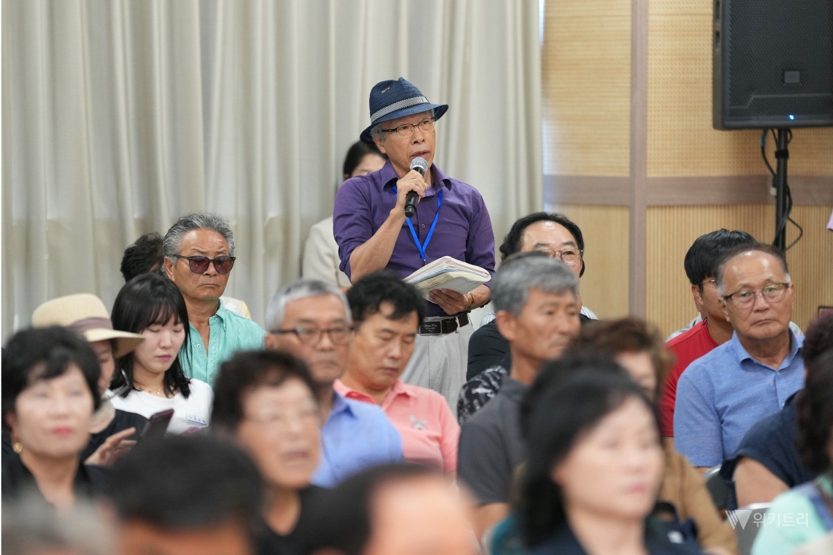 한 시민이 영산포읍 환원과 관련해 질의를 하고 있다. / 나주시