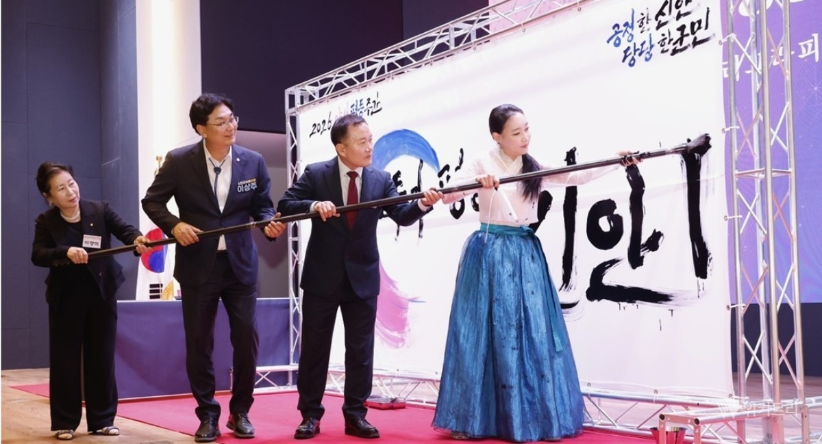신안군여성단체협의회는 지난 4일 자은 라마다호텔&씨원리조트에서 여성단체 회원과 주민 등 300여 명이 참석한 가운데 ‘2026 신안군 양성평등주간 기념식’을 개최했다. / 신안군