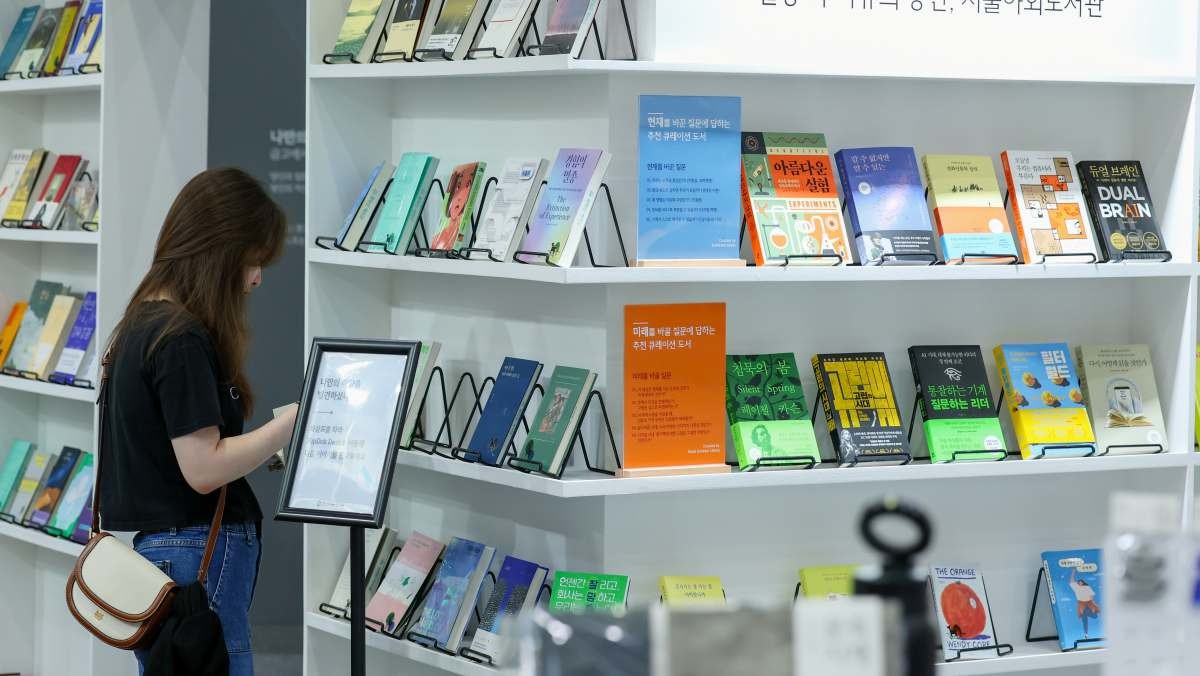 서울 강남구 삼성동 코엑스에서 열린 2026 서울국제도서전에서 방문객들이 전시장을 둘러보고 있다.  / 연합뉴스