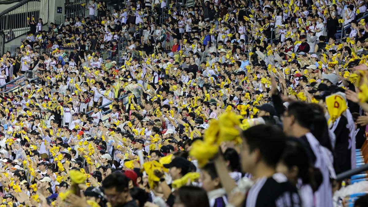 서울 잠실야구장에서 열린 2026 프로야구 KBO리그 NC 다이노스와 LG 트윈스의 경기에서 관중들이 응원전을 펼치고 있다. / 연합뉴스