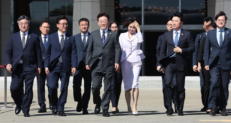 프랑스로 출국하는 이재명 대통령 부부 / 뉴스1