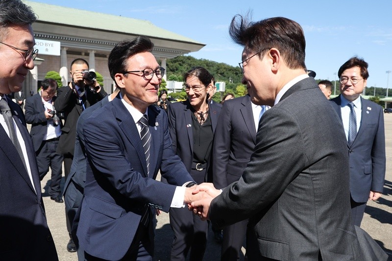 프랑스 출국 전 김민석 더불어민주당 당대표와 악수하는 이재명 대통령 / 뉴스1