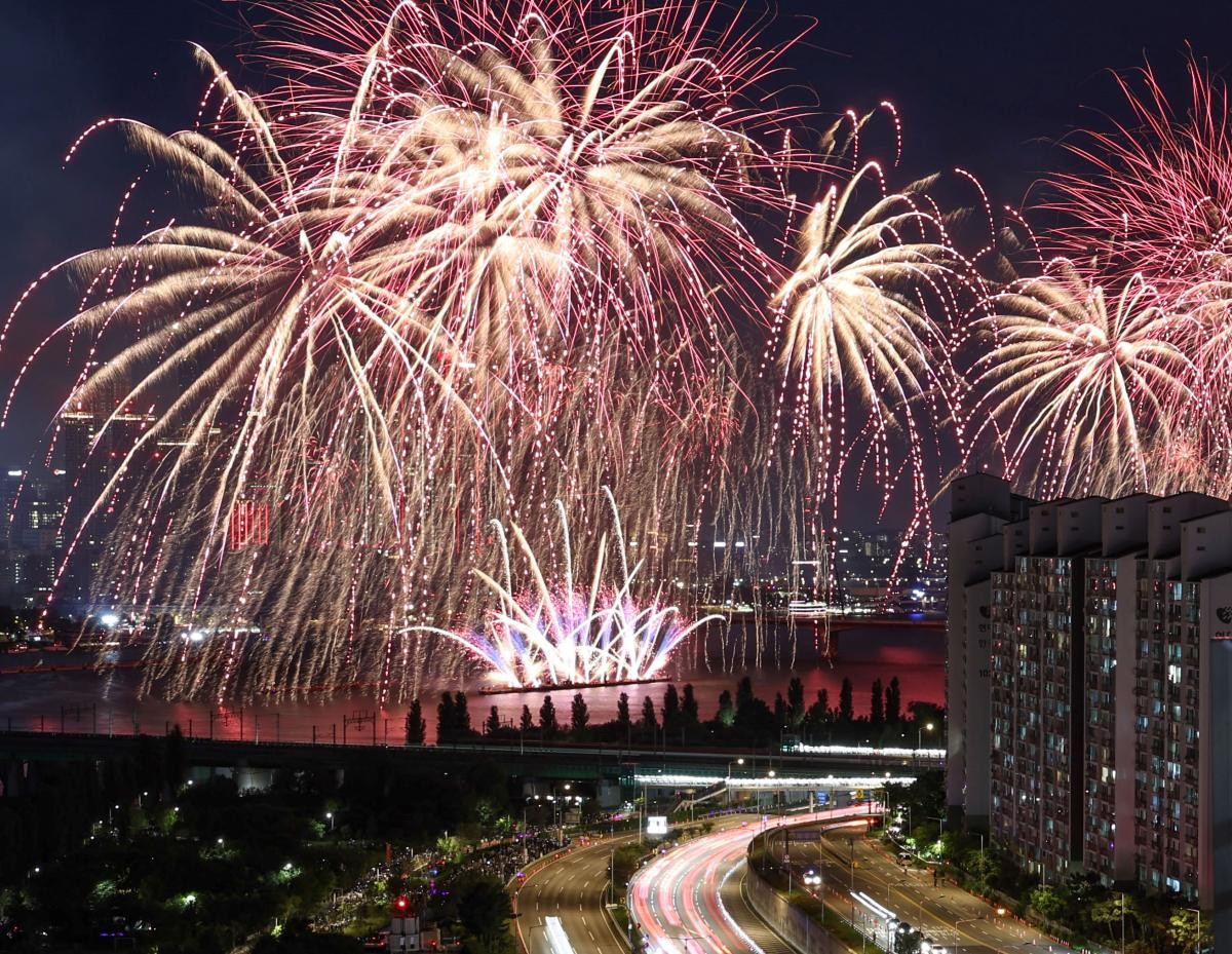 서울 용산 이촌동 일대에서 바라본 ‘서울세계불꽃축제 2026’ / 뉴스1