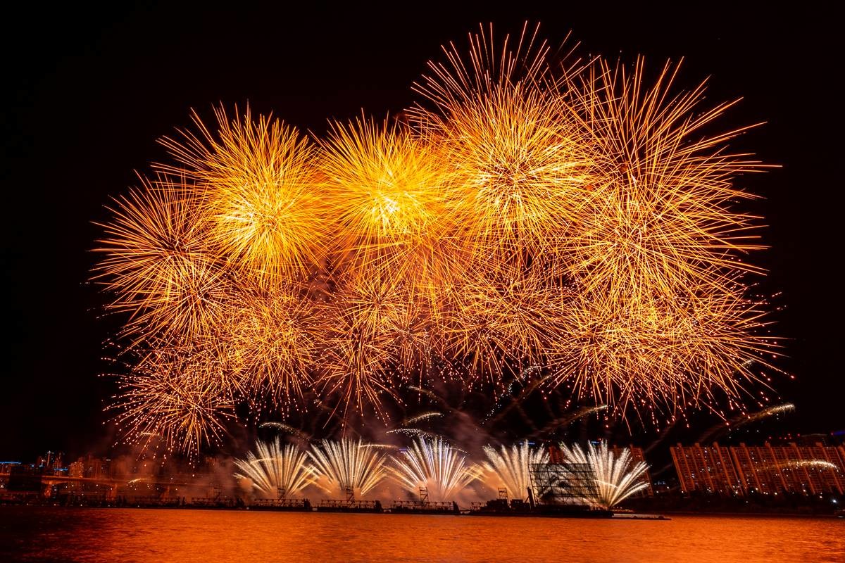 전날 서울 여의도 한강공원에서 열린 '한화와 함께하는 서울세계불꽃축제 2026'에서 화려한 불꽃이 밤하늘을 수놓고 있다 / 뉴스1