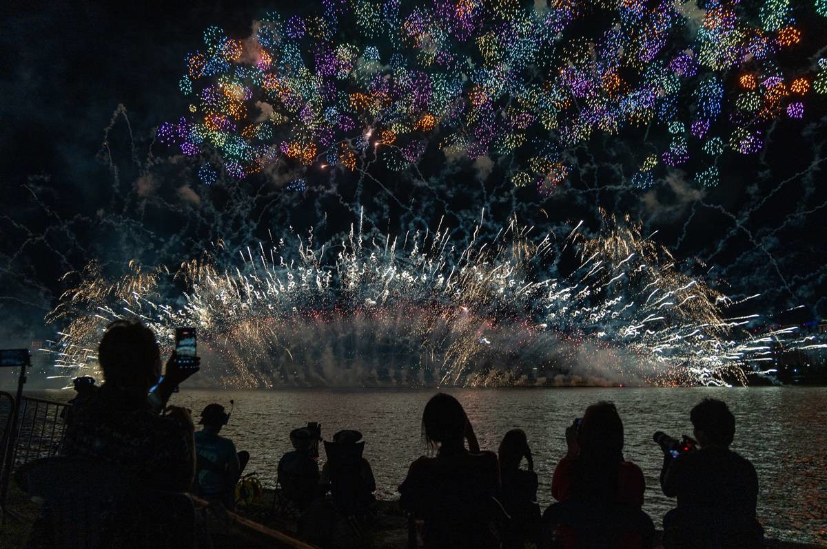 전날 서울 여의도 한강공원에서 열린 '한화와 함께하는 서울세계불꽃축제 2026'에서 화려한 불꽃이 밤하늘을 수놓고 있다 / 뉴스1