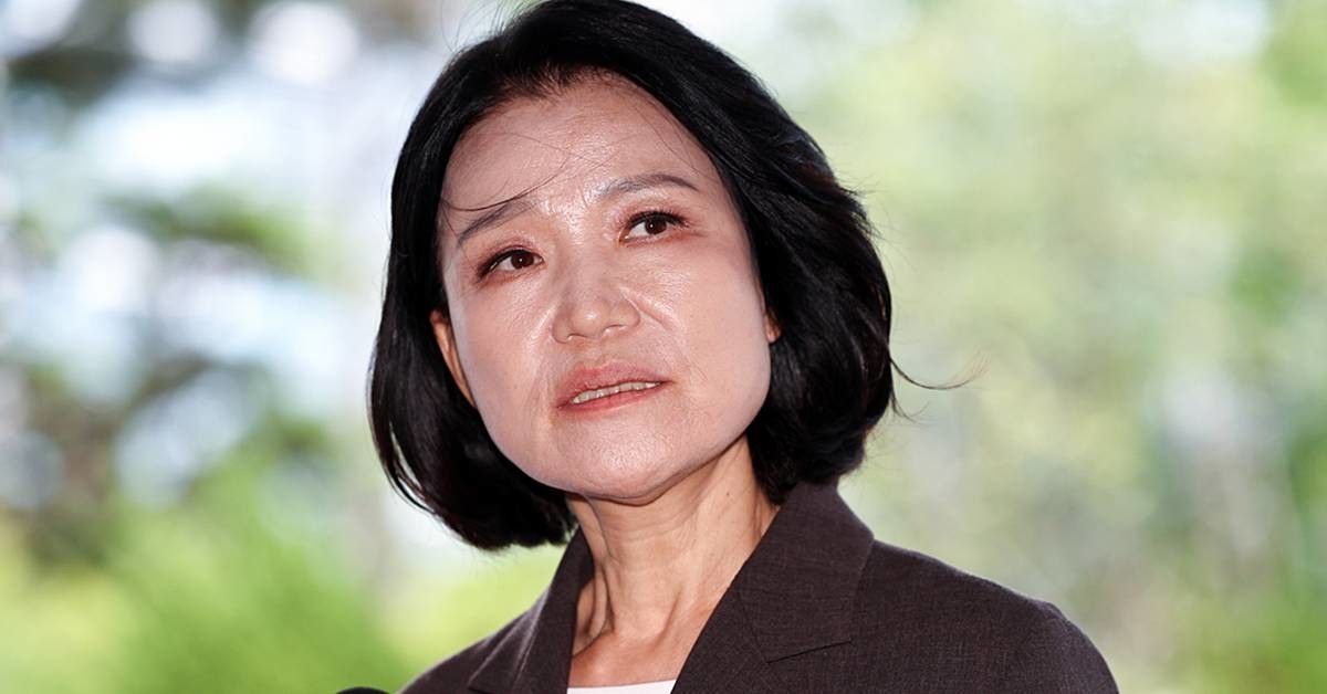 이진숙 국민의힘 의원이 6일 오후 서울 영등포구 영등포경찰서에서 김민석 더불어민주당 대표 모욕 혐의 고소 사건과 관련해 고소인 조사에 출석하며 입장을 밝히고 있다 / 뉴스1