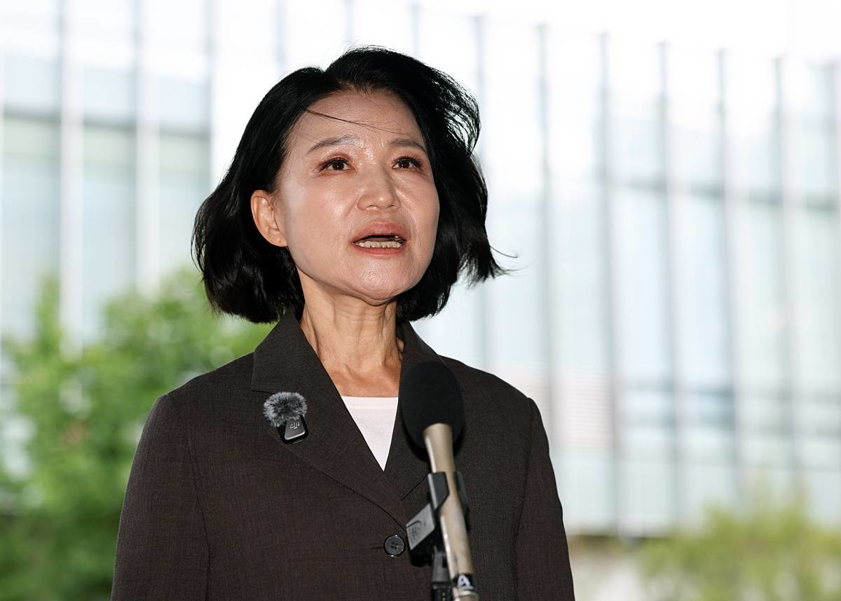 이진숙 국민의힘 의원이 6일 오후 서울 영등포구 영등포경찰서에서 김민석 더불어민주당 대표 모욕 혐의 고소 사건과 관련해 고소인 조사에 출석하며 입장을 밝히고 있다 / 뉴스1