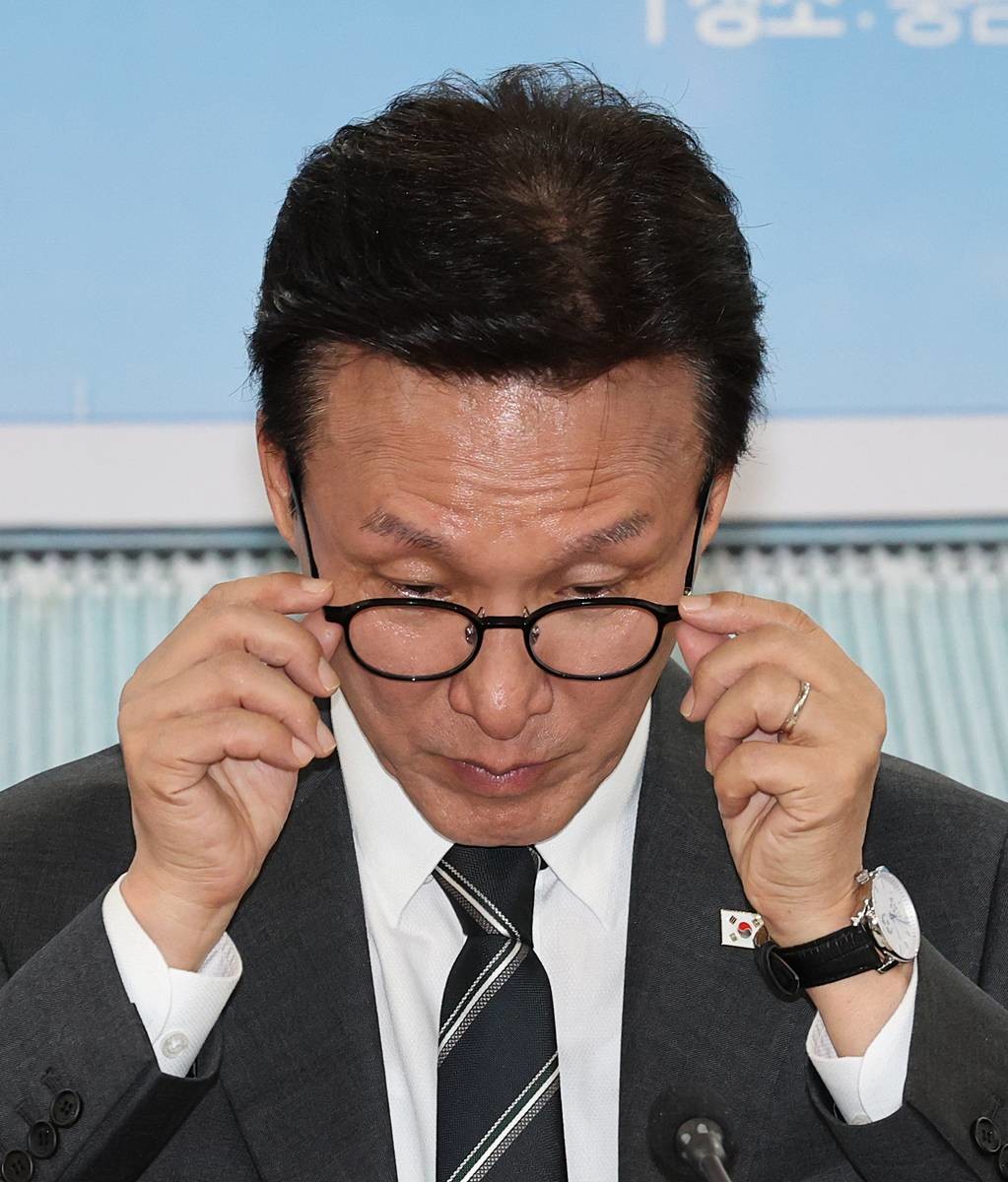 김민석 더불어민주당 대표가 지난 4일 충남 홍성 충남도청에서 열린 충남 최고위원회의에서 안경을 쓰고 있다 / 뉴스1