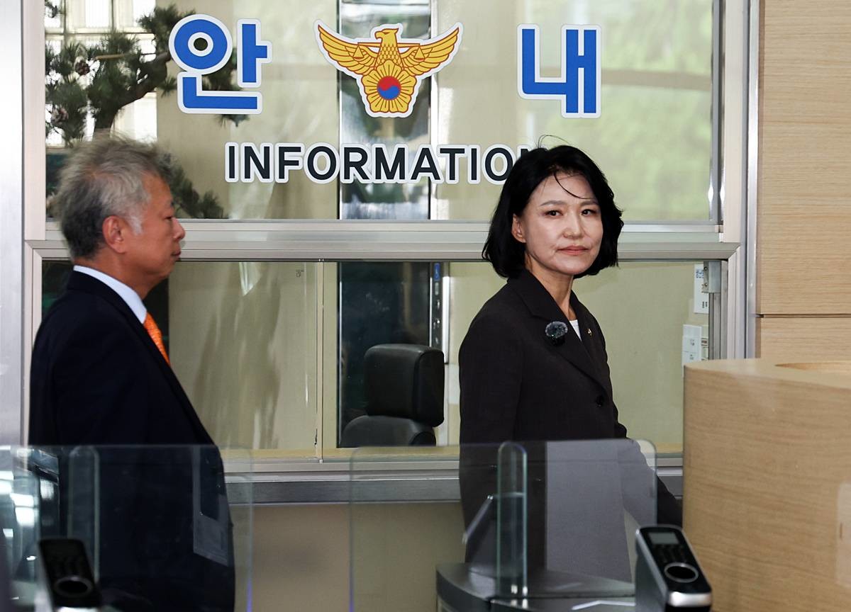 이진숙 국민의힘 의원이 6일 오후 서울 영등포구 영등포경찰서에서 김민석 더불어민주당 대표 모욕 혐의 고소 사건과 관련해 고소인 조사에 출석하고 있다 / 뉴스1