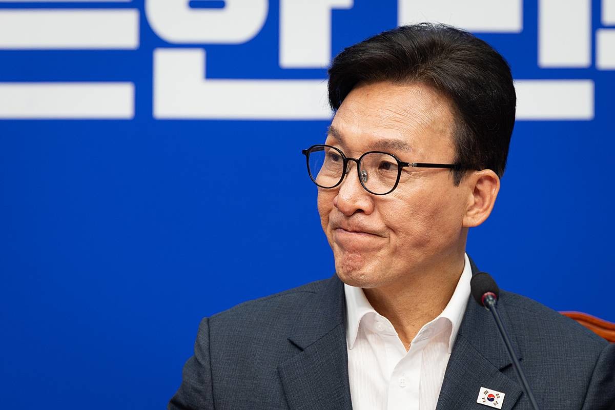 김민석 더불어민주당 대표가 지난 1일 서울 여의도 국회에서 열린 경찰개혁추진단 1차 회의에서 이해식 공동단장의 발언을 경청하고 있다 / 뉴스1