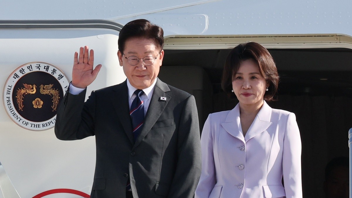 프랑스를 국빈 방문 중인 이재명 대통령과 김혜경 여사가 6일(현지시간) 프랑스 니스 코트다쥐르 공항에 도착한 공군 1호기에서 환영객에게 인사하고 있다. / 뉴스1