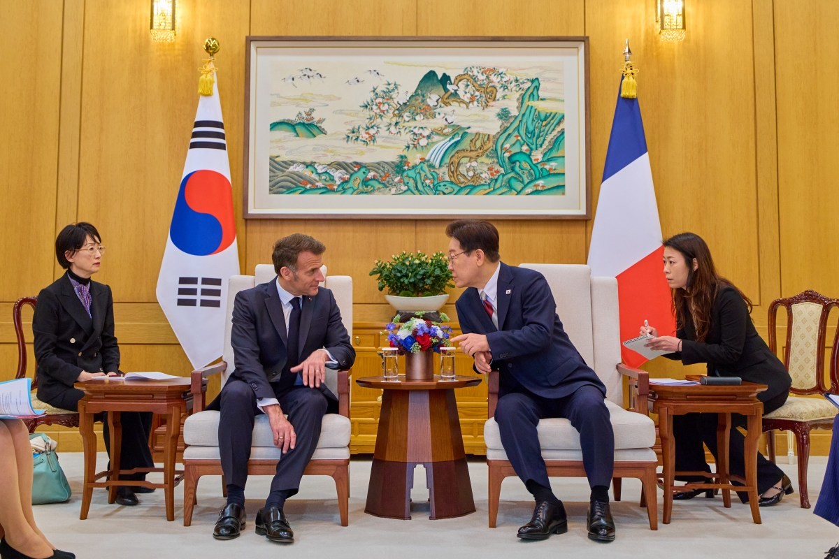 지난 4월 3일 청와대에서 소인수회담을 하고 있는 이재명 대통령과 에마뉘엘 마크롱 프랑스 대통령. 당시 두 정상은 한·프랑스 관계와 주요 현안을 논의했다.  / 청와대 제공