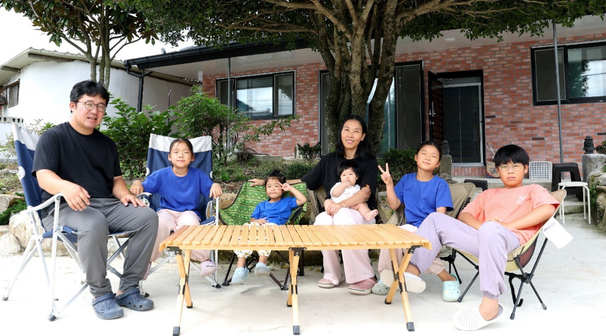 강진군 옴천면으로 귀촌한 김덕영씨 가족. 빈집정책과 육아수당 등 강진군의 지원 속에 5남매가 무럭무럭 자라고 있다. / 강진군