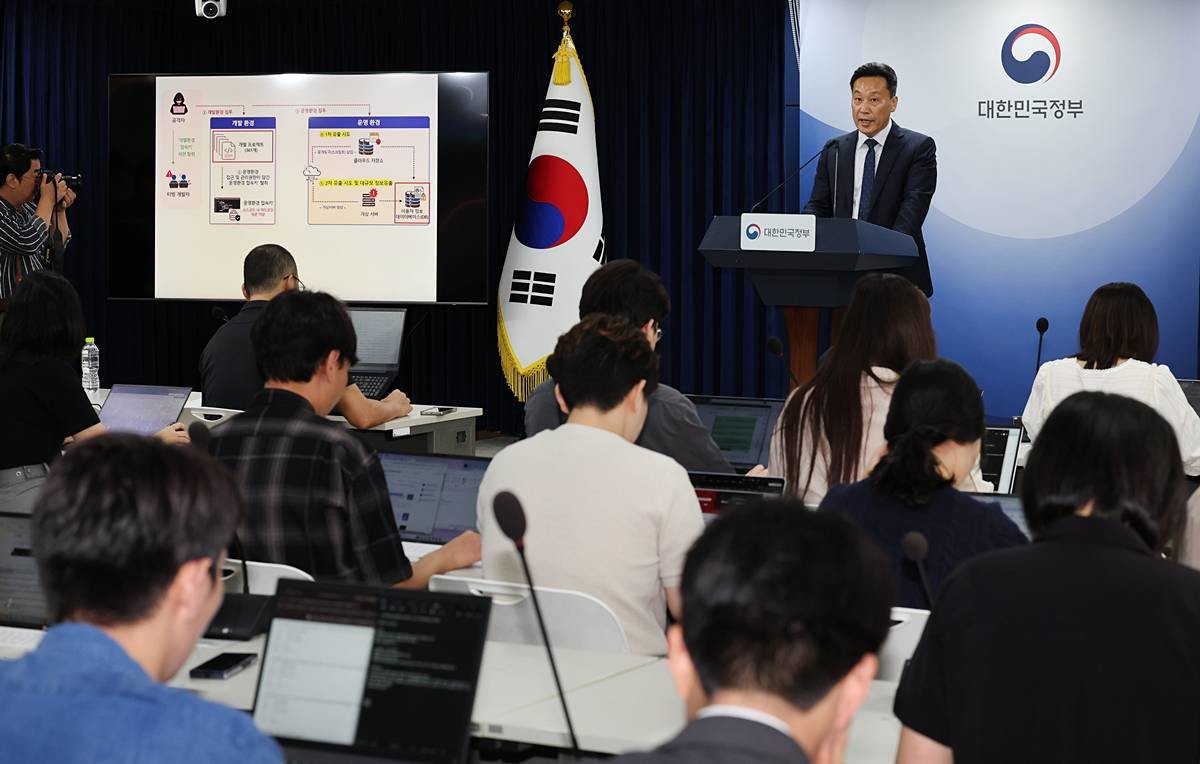 임정규 과학기술정보통신부 정보보호네트워크정책관이 지난 3일 서울 종로구 정부서울청사에서 티빙(TVING) 침해사고 조사결과를 발표하고 있다. 기술자산 소코드가 포함된 티빙 개발 프로젝트 361건이 유출된 것으로 파악됐다 / 뉴스1