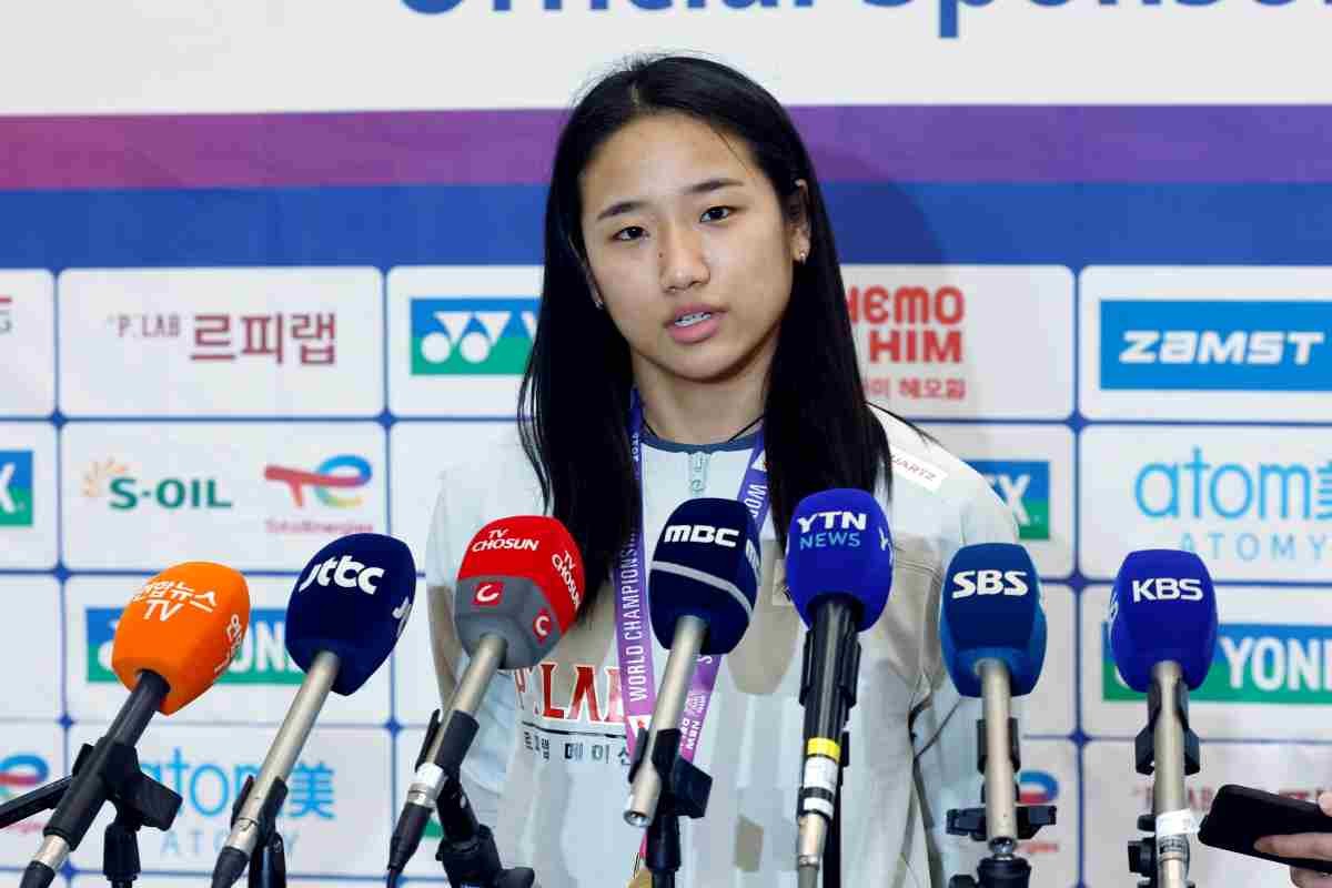 2026 세계배드민턴연맹(BWF) 세계선수권대회 여자 단식을 제패한 안세영이 지난달 인천국제공항을 통해 귀국해 취재진과 인터뷰를 하고 있다.   / 뉴스1