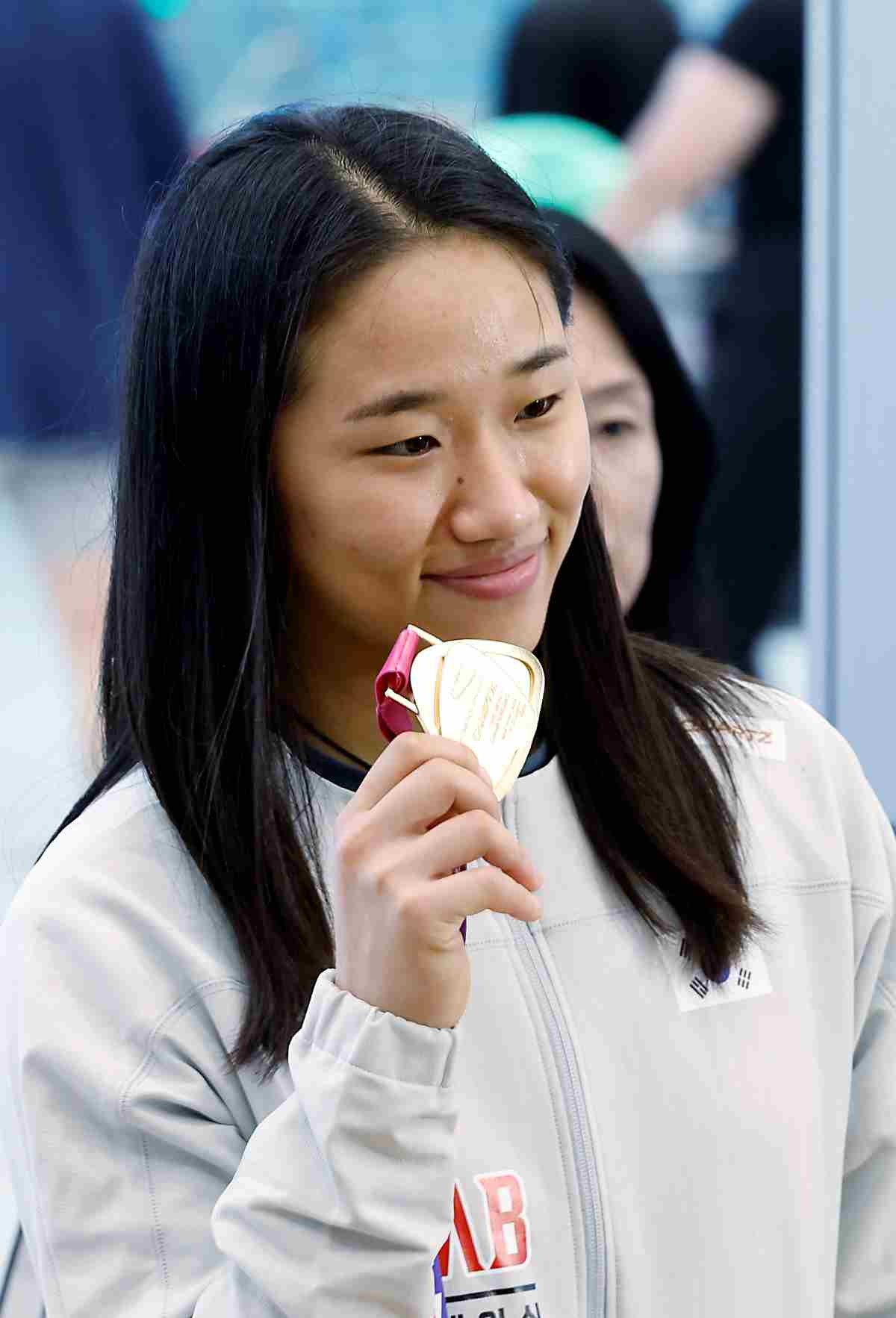 2026 세계배드민턴연맹(BWF) 세계선수권대회 여자 단식을 제패한 안세영이 지난달 인천국제공항을 통해 귀국해 메달을 들어 보이고 있다. / 뉴스1