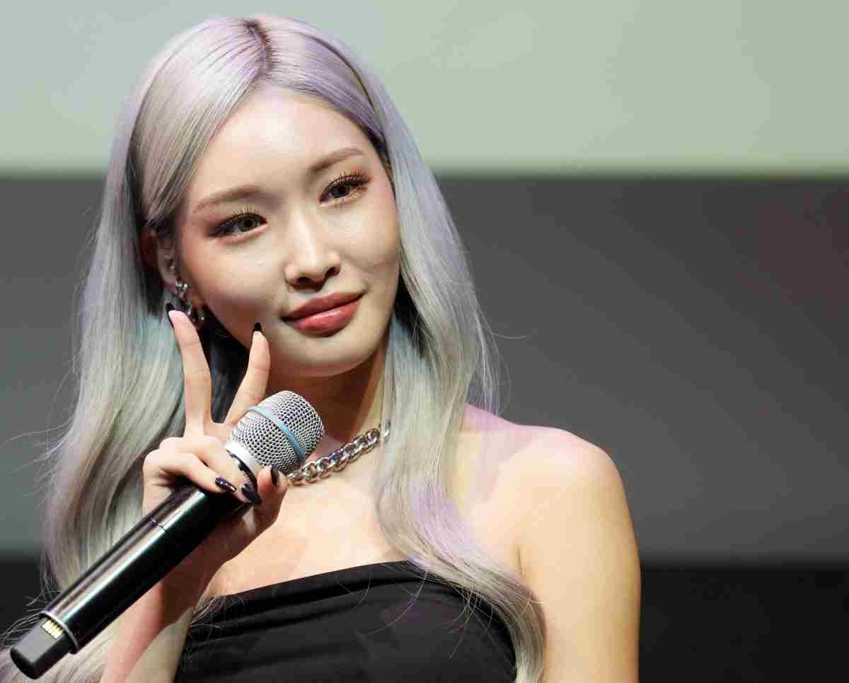 가수 청하가 2022년 서울 용산구 블루스퀘어 카오스홀에서 열린 두 번째 정규앨범 ‘Bare&Rare Pt.1(베어&레어 파트.1)’ 발매기념 음감회에서 포즈를 취하고 있다. / 뉴스1