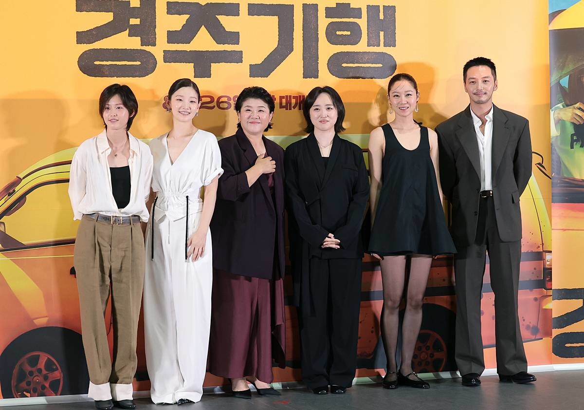 배우 이연(왼쪽부터)과 박소담, 이정은, 김미조 감독, 공효진, 변요한이 지난달 13일 오후 서울 송파구 롯데시네마 월드타워점에서 열린 영화 ‘경주기행’ 언론배급시사회 및 기자간담회에서 포즈를 취하고 있다. ‘경주기행’은 수학여행에서 돌아오지 못한 막내딸 경주를 위해 8년의 기다림 끝에 죽이는 여행을 떠난 네 모녀의 가족 복수극이다 / 뉴스1