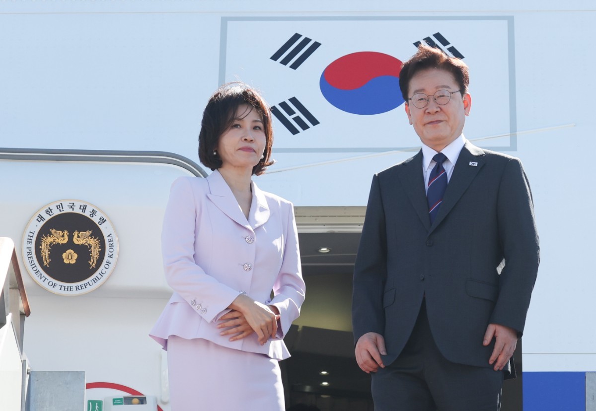 프랑스를 국빈 방문하는 이재명 대통령과 김혜경 여사가 지난 6일 경기 성남 서울공항에서 공군1호기에 오르고 있는 모습 / 뉴스1