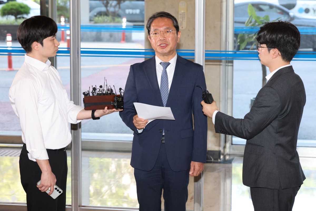 김승원 법무부 장관 후보자가 7일 오전 서울 종로구 적선현대빌딩에 마련된 인사청문회 준비사무실로 출근하며 신약 승인 청탁 의혹 등과 관련해 입장을 밝히고 있다. / 뉴스1