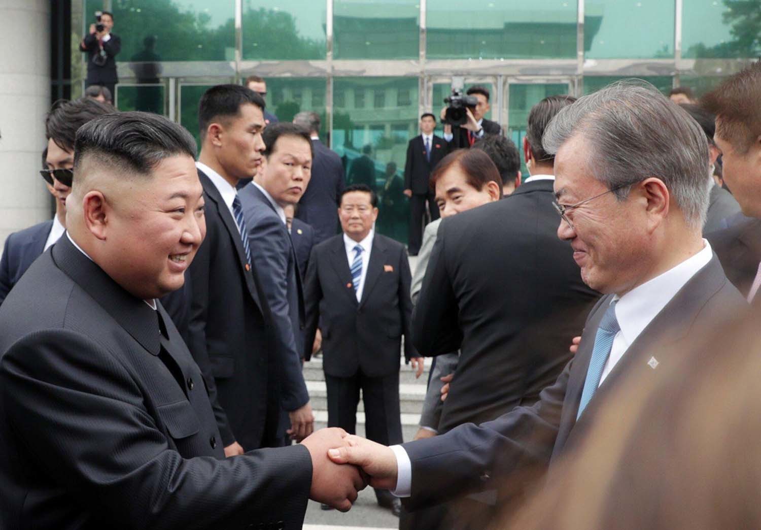 2019년 6월 30일 문재인 당시 대통령이 판문점에서 김정은 북한 국무위원장을 만나 인사하고 있다. 당시 청와대가 페이스북에 공개한 사진이다.