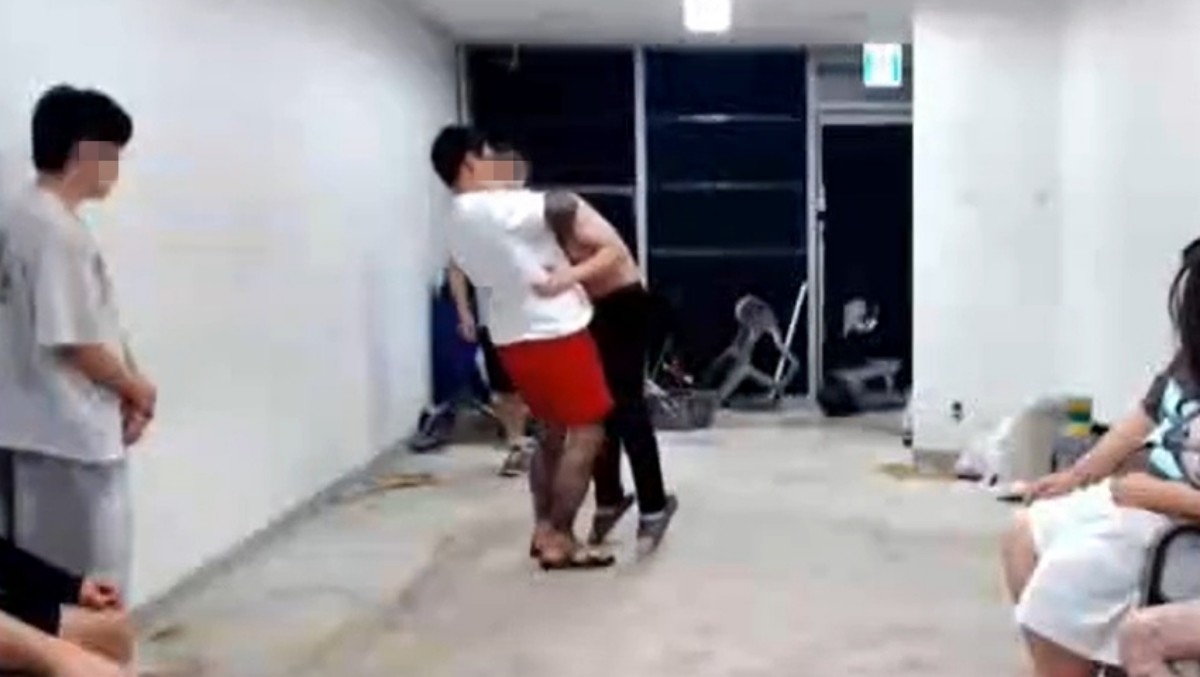 폭력조직원 출신 격투기 선수 A씨가 유튜브 생방송 중 20대 남성의 목을 조르는 모습. / 연합뉴스·유튜브 방송 갈무리