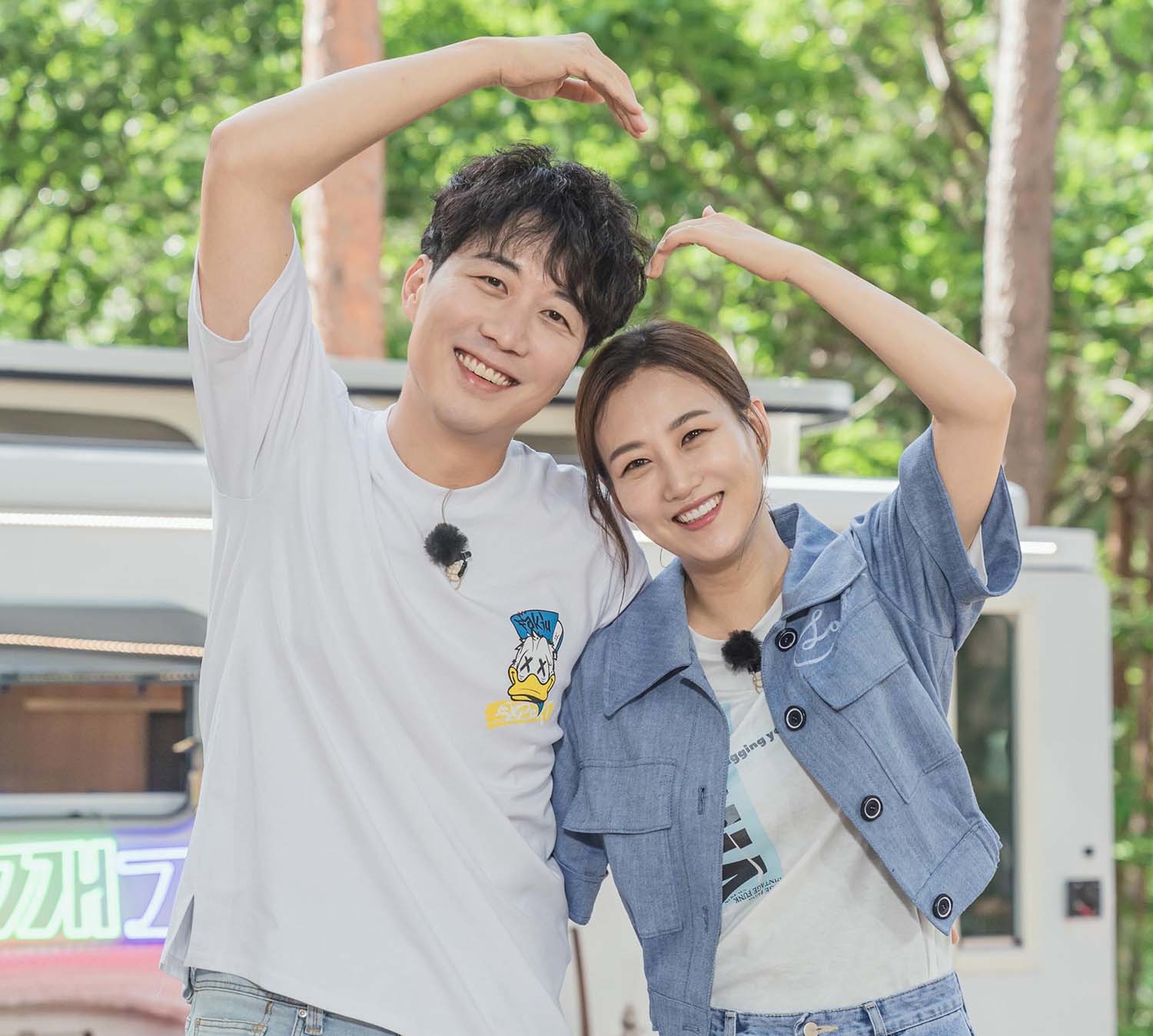 도경완(왼쪽) 아나운서와 가수 장윤정 부부. / LG헬로비전 제공
